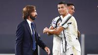 Pelatih Juventus, Andrea Pirlo, melintas di depan Cristiano Ronaldo usai melawan Sampdoria pada laga Serie A di Stadion Allianz, Minggu (20/9/2020). Juventus menang dengan skor 3-0. (Marco Alpozzi/LaPresse via AP)
