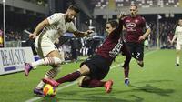 Penyerang AC Milan Olivier Giroud berebut bola dengan bek Salernitana Luca Ranieri pada giornata ke-26 Liga Italia di Stadion Arechi, Salerno, Minggu (20/2/2022) dini hari WIB. Sempat unggul terlebih dahulu, AC Milan harus puas bermain imbang 1-1. (Alessandro Garofalo/LaPresse via AP)