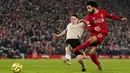 Penyerang Liverpool, Mohamed Salah melepaskan tendangan ke arah gawang Manchester United (MU) untuk mencetak gol pada lanjutan pertandingan Liga Inggris di Anfield, Minggu (19/1/2020). Menghadapi tamunya MU di Anfield, Liverpool menang dengan skor 2-0. (AP/Jon Super)