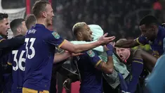 Penyerang Newcastle United, Joelinton (tengah) berselebrasi dengan rekan setimnya setelah mencetak gol ke gawang Southampton di menit ke-73 pada leg pertama pertandingan semifinal Piala Carabao di St Mary's Stadium di Southampton, Inggris, Rabu (24/1/2023). Newcastle menang tipis atas Southampton dengan skor 1-0. (AP Photo/ Kin Cheung)