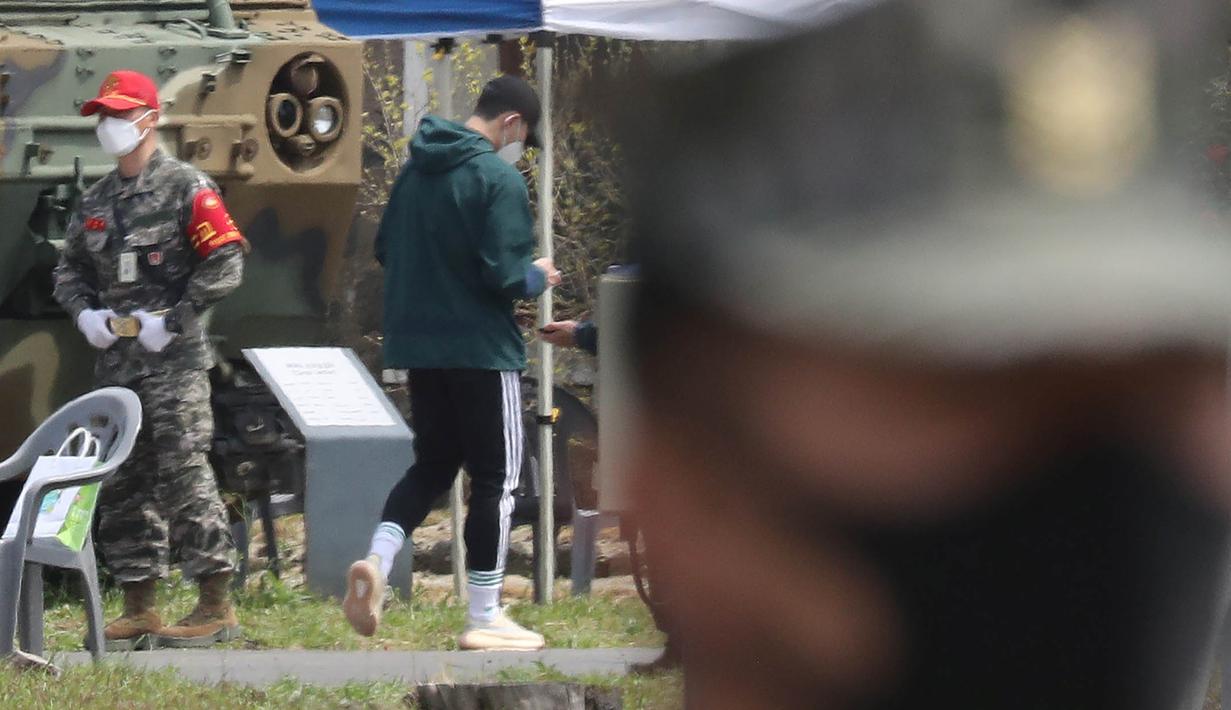 Pemain Tottenham Hotspur, Son Heung-min, saat mengikuti wajib militer di Korsel, (20/4/2020). Penundaan Premier League karena virus corona dimanfaatkan Son Heung-min untuk mengikuti program wajib militer. (AFP/STR)