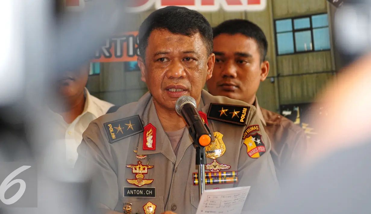 Kadiv Humas Mabes Polri Irjen Pol Anton Charlian memberikan keterangan terkait insiden kerusuhan di Tolikara, di Mabes Polri, Jakarta, Rabu (22/7/2015). TNI dan Polri menegaskan insiden Tolikara merupakan perbuatan kriminal. (Liputan6.com/Yoppy Renato)