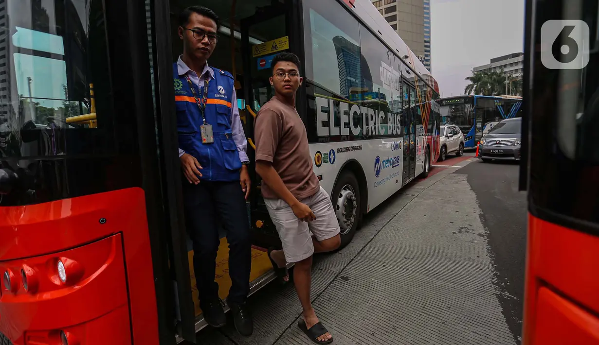Warga turun dari bus Transjakarta akibat terjebak kemacetan panjang imbas aksi May Day atau Hari Buruh Internasional di kawasan Bundaran HI, Jakarta, Rabu (1/5/2024). (Liputan6.com/Angga Yuniar)