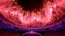 Pesta kembang api ikut memeriahkan Olimpiade 2016 di Rio de Janeiro, Brasil, (5/8). Di hadapan 50 ribu penonton pesta kembang api warna-warni menambah semarak Olimpiade 2016. (REUTERS/Kai Pfaffenbach)
