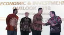 Dirut PT Danareksa Investment Management Marsangap P. Tamba memberikan cindermata kepada Menteri PPN / Kepala Bappenas Bambang Brodjonegoro pada Economic & Investment Outlook 2018 di Jakarta, Rabu (17/1). (Liputan6.com/Pool/Eko)