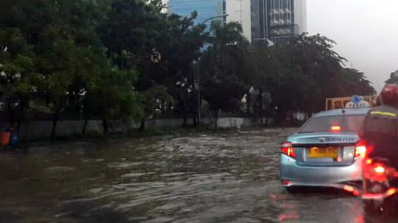 Jakarta Hujan Deras, Jalan MT Haryono Tergenang Air 10-25 Cm