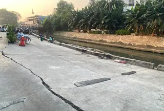 Warga sempat mengira kerusakan hanya terjadi di permukaan Jalan Kayu Mas Utara atau yang dikenal sebagai Jalan Cinta, RT 011/RW 03, Kelurahan Pulo Gadung, Jakarta Timur. Namun, beberapa hari setelah Lebaran 2026, jalan tersebut tiba-tiba amblas. (Liputan6.com/Devira Prastiwi)