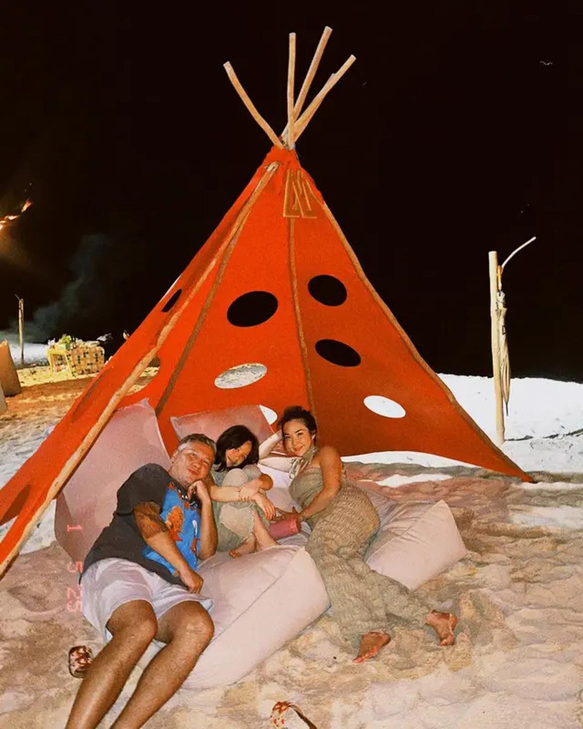 7 Potret Gading dan Gisel Camping Bareng Gempi, Tetap Didoakan Balikan