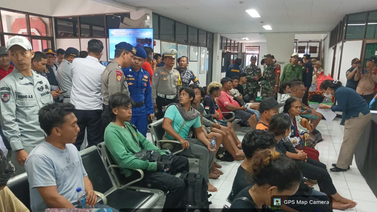 Penumpang KMP Putri Yasmin dievakuasi ke Pelabuhan Padangbai, Rabu (12/8). (Dokumen Kapolsek Padangbai).