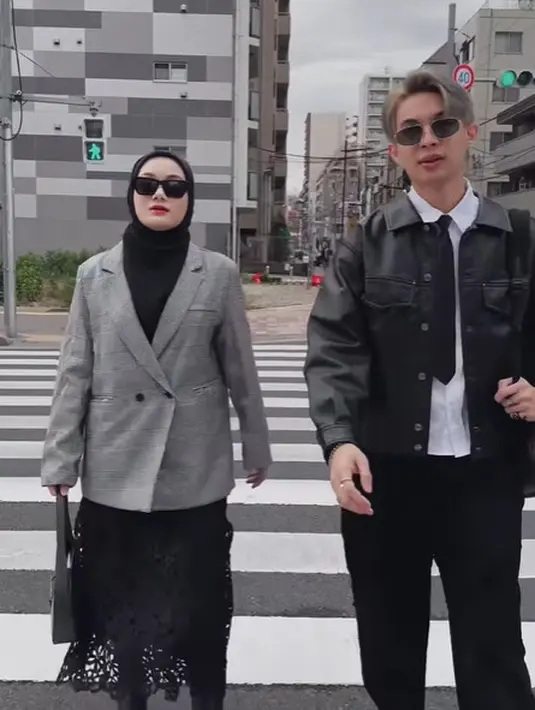 Dalam potret lainnya, Dinda Hauw dan Rey Mbayang bak pasangan ABG dengan outfit hitam putih [@rey_mbayang]