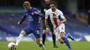 Penyerang Chelsea, Timo Werner, berebut bola dengan gelandang Crystal Palace, Luka Milivojevic, pada laga lanjutan Liga Inggris di Stamford Bridge, Sabtu (3/20/2020) malam WIB. Chelsea menang 4-0 atas Crystal Palace. (AFP/Kirsty Wigglesworth/pool)