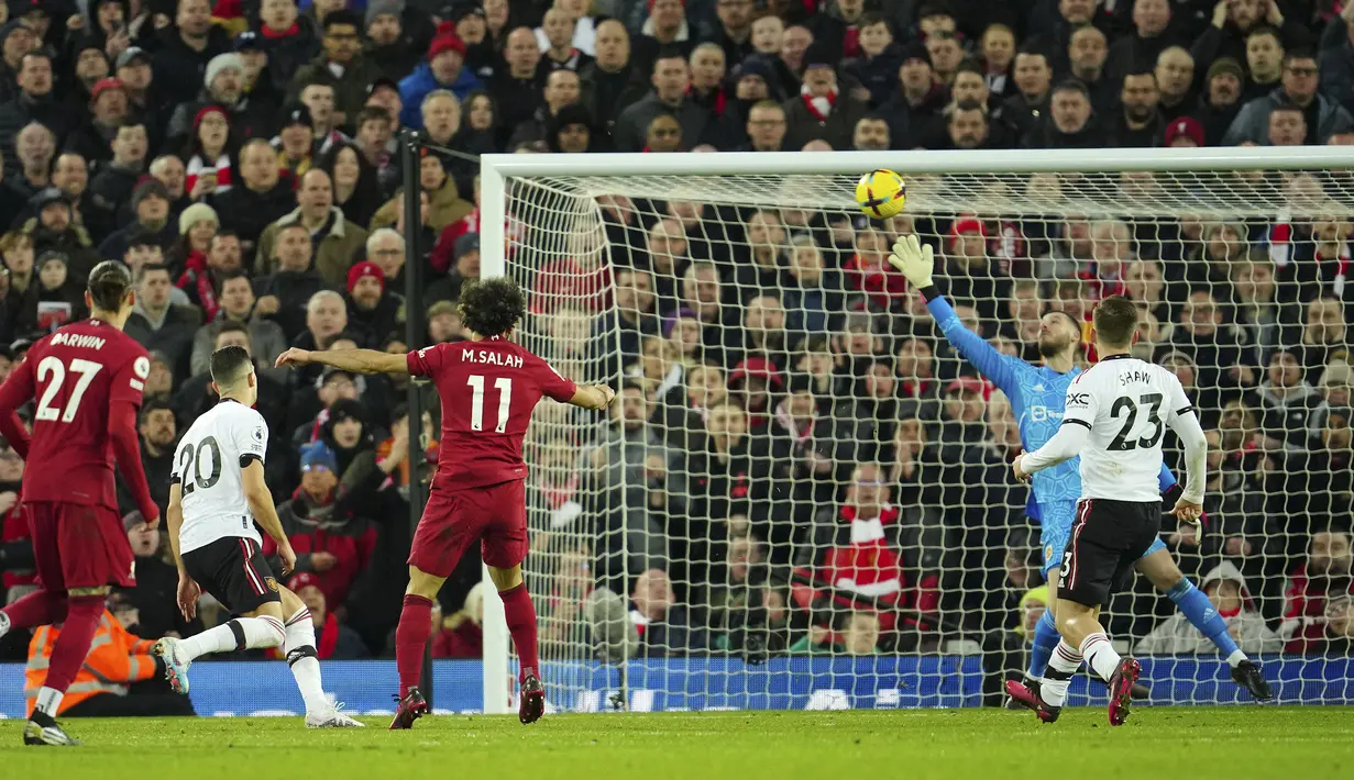 Striker Liverpool, Mohamed Salah (tengah) mencetak gol ke gawang Manchester United pada laga pekan ke-26 Liga Inggris 2022/2023 di Anfield Stadium, Liverpool (5/3/2023). Mohamed Salah menjadi pemain aktif dengan jumlah gol terbanyak ke gawang Manchester United dengan koleksi 12 gol dan 4 assist dari 12 laga di semua ajang bersama Liverpool. Dua gol dan dua assist terakhirnya baru saja dicetak pada pekan ke-26 Liga Inggris 2022/2023 saat The Reds menghabisi MU dengan skor 7-0. (AP Photo/Jon Super)