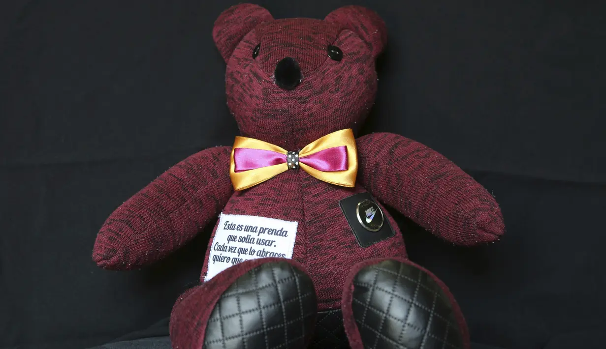 Boneka beruang terbuat dari potongan pakaian yang dikenakan korban COVID-19, duduk di bengkel penjahit Irma de la Parra, di Mexico City, 24 April 2021. De la Parra biasa membuat baju guru, tetapi penutupan sekolah selama pandemi membuatnya kehilangan pekerjaan. (AP Photo/Ginnette Riquelme)