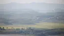 Sebuah desa propaganda Korea Utara terlihat dari platform observatorium di dekat zona demiliterisasi yang memisahkan kedua Korea di Paju, Korea Selatan, Jumat (9/9). (REUTERS / Kim Hong-Ji)