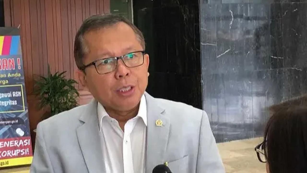 Anggota Komisi III DPR RI Arsul Sani meminta polemik KPK dengan TNI atas penetapan tersangka Kabasarnas diakhiri. Menurut Arsul, kasus ini harus terus diproses sesuai dengan prosedur.