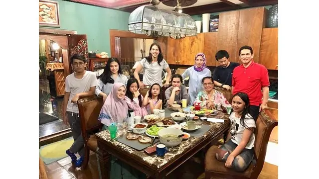 Momen kebersamaan saat buka puasa bersama, keluarga yang harmonis.