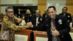 Kepala BNN Budi Waseso bersalaman dengan Plt pimpinan KPK Johan Budi saat Rapat Dengar Pendapat (RDP) dengan Komisi III DPR di Jakarta, Senin (7/9/2015). RDP yang membahas Rencana Kerja dan Anggaran dihadiri BNN, KPK, dan PPATK. (Liputan6.com/Johan Tallo)