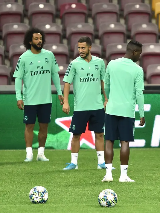 Gelandang Real Madrid Belgia Eden Hazard (tengah) bersama Marcelo (kiri) menghadiri sesi latihan jelang menghadapi Galatasaray pada pertandingan Grup A Liga Champions di kompleks olahraga TT Ali Samiyen, Istanbul, Turki, Senin (21/10/2019). (Ozan KOSE/AFP)