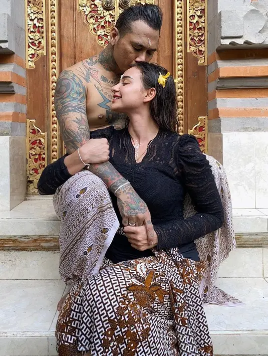 Jerinx dan Nora Jalani Ritual melukat (Instagram/ncdpapl)