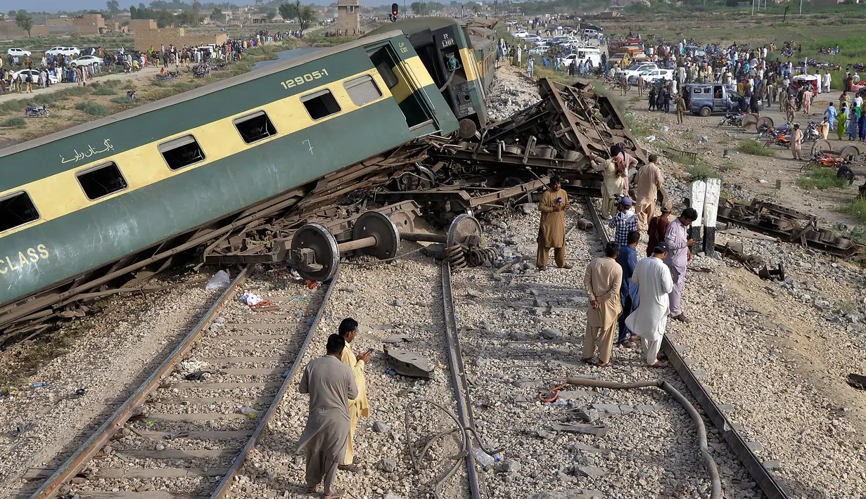 Menteri Penerangan Sindh Sharjeel Memon menggarisbawahi bahwa prioritas utama pemerintah adalah upaya penyelamatan. (AP Photo/Pervez Masih)