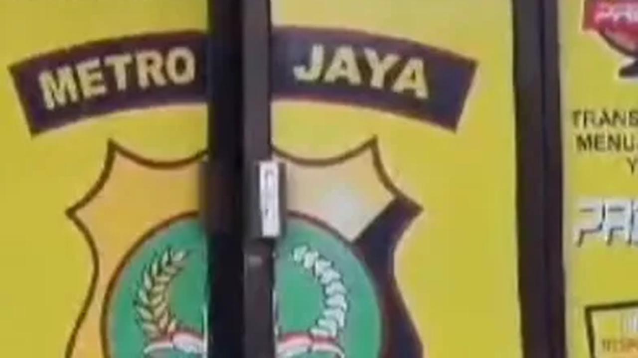 Petugas Polisi di Polsek Pondok Aren Tiba-Tiba 'Mematung' Tak Bergerak