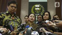 Ketua DPR Puan Maharani (tengah) bersama Menko Perekonomian Airlangga Hartarto (kiri) dan Menkeu Sri Mulyani (kanan) memberikan keterangan usai penyerahan draft RUU Omnibus Law di Kompleks Parlemen, Senayan, Jakarta, Rabu (12/2/2020). (Liputan6.com/Johan Tallo)