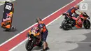 Teknisi Red Bull KTM Factory Racing mendorong motor tunggangan Miguel Oliveira saat sesi Warm Up MotoGP di Pertamina Mandalika International Street Sirkuit, Nusa Tenggara Barat, Minggu (20/3/2022). (Liputan6.com/Helmi Fithriansyah)