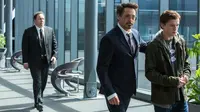 Tom Holland saat beradu akting dengan Aktor Jon Favreau (kiri), Robert Downey Jr. saat syuting film terbarunya, `Spider-Man: Homecoming.`.  (Chuck Zlotnick/Columbia Pictures-Sony via AP)