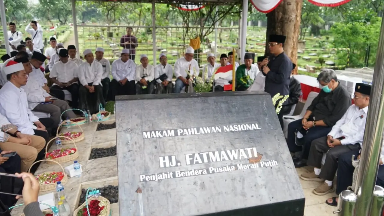 Dewan Pimpinan Pusat PDI Perjuangan melakukan ziarah ke makam Fatmawati Soekarno, di TPU Karet Bivak, Jakarta.