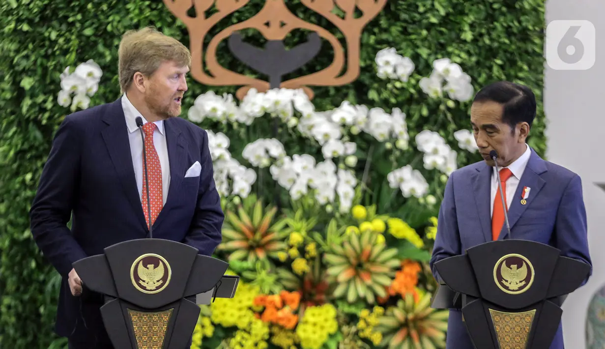 Presiden Joko Widodo (kanan) dan Raja Belanda Willem Alexander menyampaikan keterangan bersama di Istana Bogor, Jawa Barat, Selasa (10/3/2020). Raja dan Ratu Belanda mengunjungi Indonesia untuk peningkatan kerja sama bilateral bidang ekonomi dan sumber daya manusia. (Liputan6.com/Faizal Fanani)