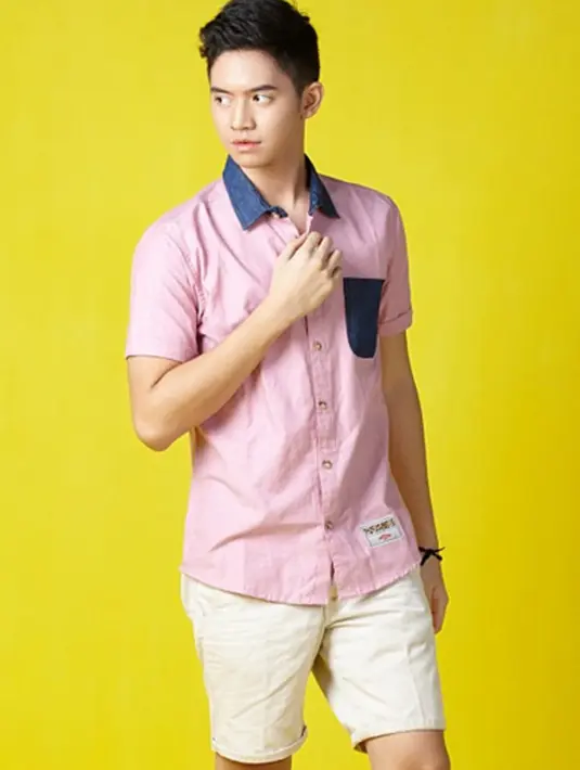 Tristan sering membuat cover lagu dengan salah satu personel girlband ‘Blink’ yang bernama Ify.  (viainstagram@tristanjulianos/Bintang.com)