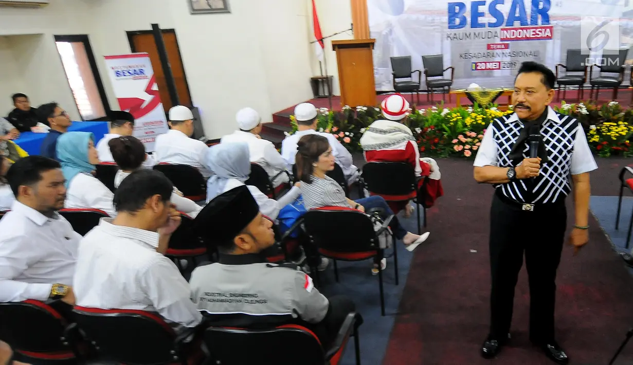 Mantan Kepala BIN AM Hendropriyono memberi pidato kebangsaan dalam Musyawarah Kaum Muda Indonesia di Gedung Joang 45, Menteng, Jakarta Pusat, Minggu (19/5/2019). Menurut Hendro, massa yang akan turun pada 22 Mei mendatang adalah mantan 212, FPI, dan barisan sakit hati. (Liputan6.com/Angga Yuniar)