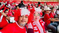 Achmad M Asri bersama istri saat menyaksikan pertandingan Timnas Indonesia. (Dokumentasi Pribadi)