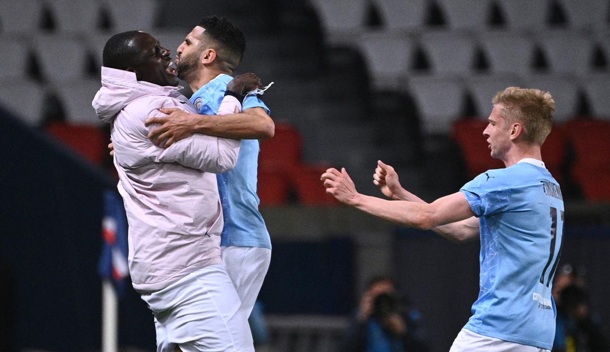 Gelandang Manchester City, Riyad Mahrez (tengah) melakukan selebrasi usai mencetak gol kedua timnya ke gawang Paris Saint-Germain dalam laga leg pertama semifinal Liga Champions 2020/2021 di Parc des Princes, Paris, Rabu (28/4/2021). Manchester City menang 2-1 atas PSG.(AFP/Anne-Christine Poujoulat)