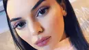 Dibilang paling bebas operasi plastik, Kendall Jenner ternyata ikutan melakukan filler bibir. (instagram/kendalljenner)