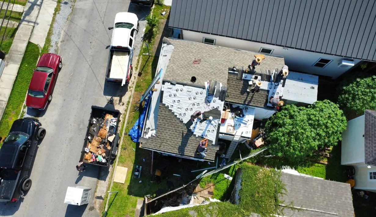 Kerja keras Anthony Mackie membuahkan hasil. Atap sebagian rumah yang awalnya hanya ditutupi terpal biru kini sudah memiliki atap yang layak. (Foto: AP Photo/Stephen Smith).