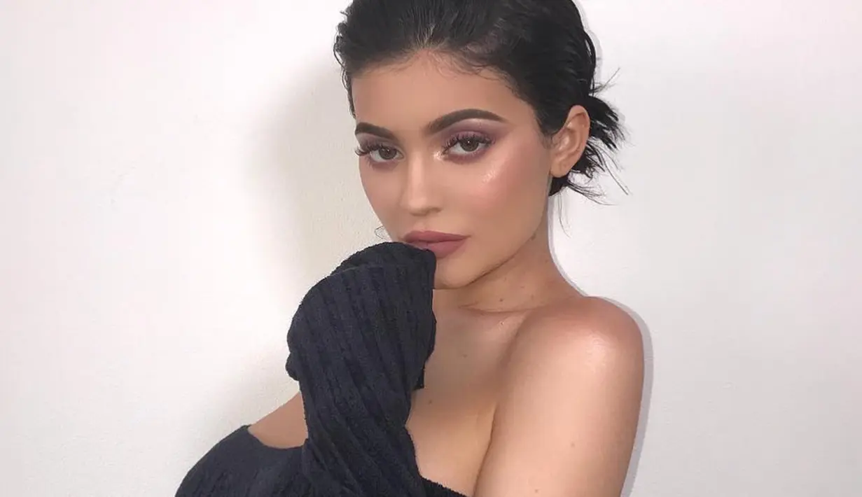 akun @_tatianatannous pun ikut menuliskan komentar. "Kyle, yang ingin kamu ketahui adalah kamu hamil atau tidak. Ya atau tidak. Selesai." (Cosmopolitan)