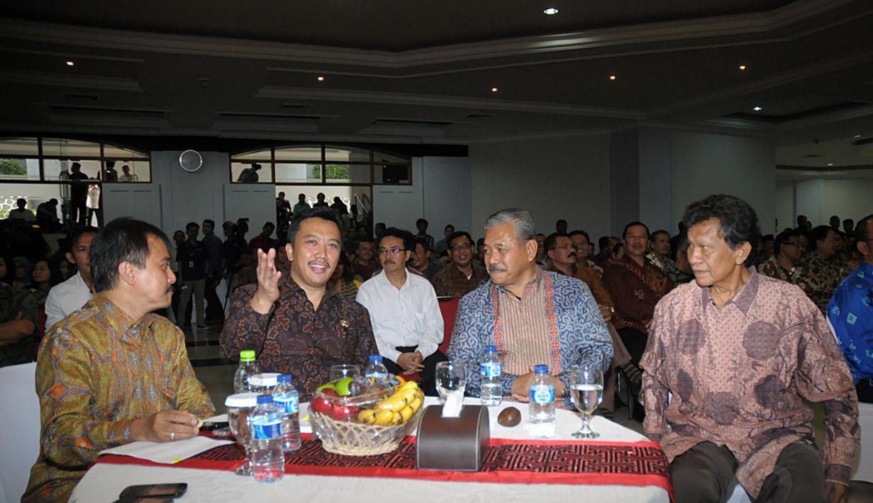 Menteri Pemuda dan Olahraga, Imam Nahrawi (kedua dari kiri) duduk bersama para mantan Menpora diantaranya Roy Suryo, Hayono Isman dan Mahadi Sinambela (kiri ke kanan) saat upacara serah terima jabatan, Rabu (29/10/2014). (Liputan6.com/Helmi Fithriansyah)