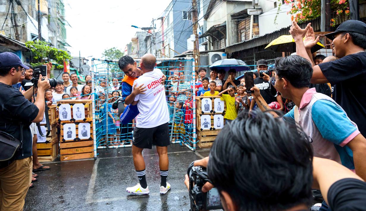 Oki Rengga memeluk dan menggendong salah satu peserta Liga Akamsi usai berhasil mencetak gol. (Dok. Film Animasi Garuda Di Dadaku)