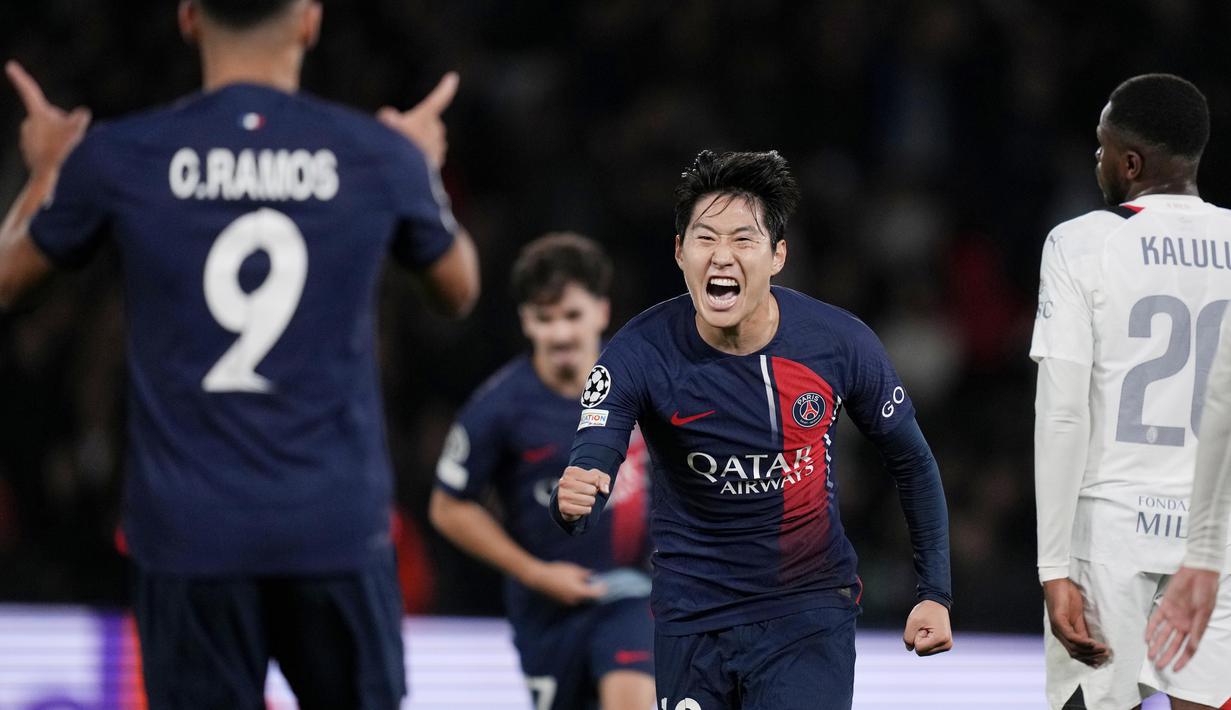 Pemain Paris Saint-Germain (PSG), Lee Kang-in, melakukan selebrasi setelah mencetak gol ke gawang AC Milan pada laga Liga Champions di Stadion Parc de Princes, Paris, Kamis (26/10/2023). Kemenangan ini membawa PSG ke puncak klasemen sementara dengan enam poin. Milan terbenam ke dasar klasemen dengan baru mengumpulkan dua poin. (AP Photo/Thibault Camus)