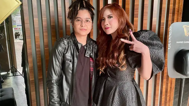 Mita The Virgin menciptakan sebuah lagu untuk penyanyi Angie Rey.