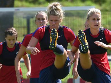 Para pemain wanita Inggris saat mengikuti sesi latihan selama turnamen sepak bola UEFA Women's Euro 2017 di Utrecht, Belanda (18/7). Timnas Inggris berada di grup D bersama Skotlandia, Spanyol, Portugal. (AFP Photo/Daniel Mihailescu)