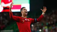 Megabintang timnas Portugal, Cristiano Ronaldo berselebrasi setelah mencetak gol ke gawang Luksemburg dalam laga lanjutan Grup B Kualifikasi Piala Eropa 2020 di Estadio Jose Alvalade, Jumat (11/10/2019). Ronaldo menyumbang gol saat Timnas Portugal menang 3-0 atas Luksembur. (AP/Armando Franca)