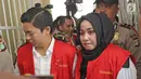 Terdakwa kasus dugaan penipuan First Travel, Kiki Hasibuan dan Anniesa Hasibuan dikawal petugas menuju ruang sidang di PN Kota Depok, Senin (23/4). (Liputan6.com/Herman Zakharia)
