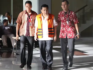 Tersangka kasus korupsi KTP elektronik (e-KTP) Setya Novanto berjalan keluar seusai menjalani pemeriksaan di Gedung KPK, Jakarta, Jumat (24/11). Setnov menjalani pemeriksaan ketiga sebagai tersangka korupsi e-KTP. (Liputan6.com/Immanuel Antonius)