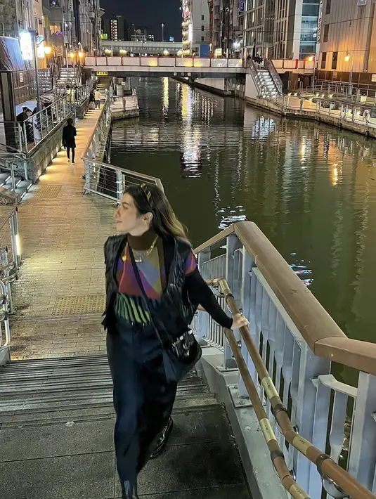 Sedikit nuansa warna rupanya memberi impact menjanjikan pada gayanya. Paduan sederhana ini berhasil ciptakan gaya yang mamukau.