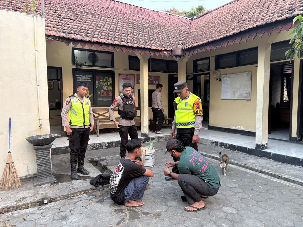 Penangkapan pria bikin onar di Masjid Shofa. (merdeka.com/Arie Sunaryo).
