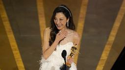 Aktris Michelle Yeoh menerima penghargaan untuk kategori  aktris terbaik (Actress in Leading Role) dalam acara malam puncak Academy Awards ke-95 di The Dolby Theatre Los Angeles, Minggu (12/3/2023). Michelle Yeoh meraih Piala Oscar kali pertama di usia 60 tahun. (AP Photo/Chris Pizzello)