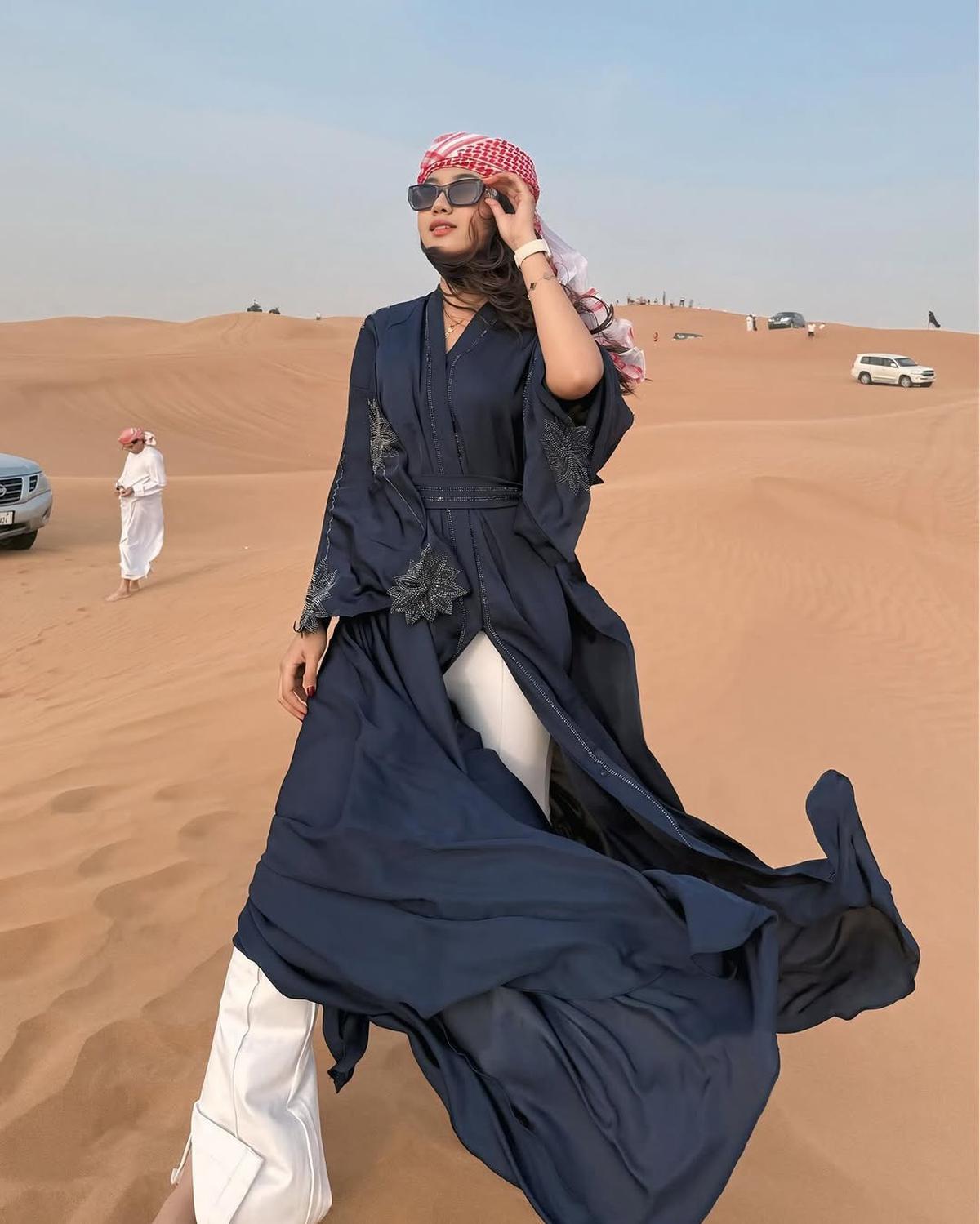 5 Potret Mayang Lucyana saat Liburan di Gurun Pasir Dubai