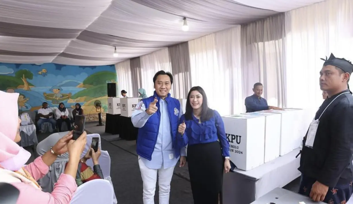 Ia memilih kemeja biru dengan aksen ruffle disertai pencil skirt bernuansa hitam. Paduan ini tentu berbeda kontras dengan gaya sang ipar, Annisa Yudhoyono.  [Foto: Instagram/ Aliya Rajasa]
